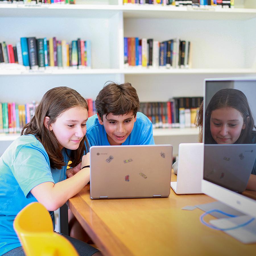 escola-eleva-sobre-nos-students-computer