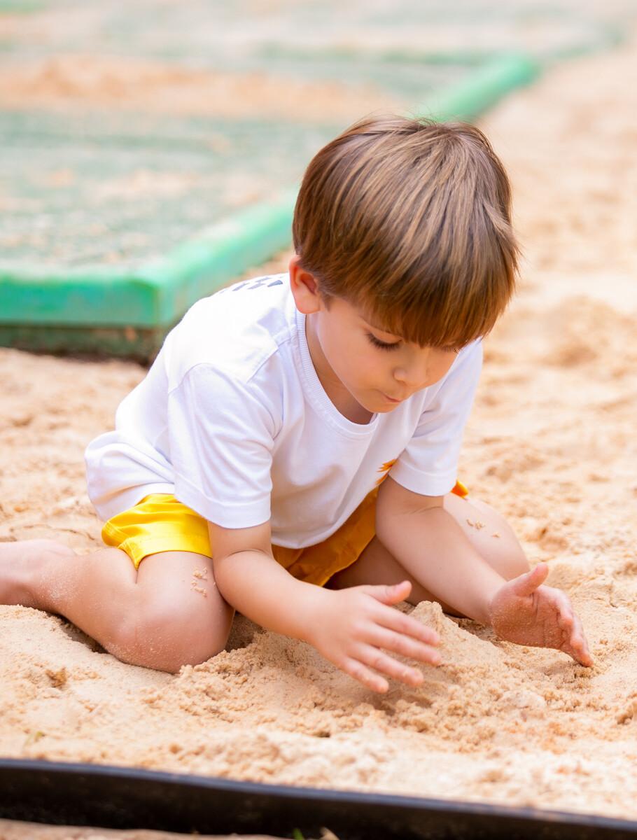 escola-eleva-sobre-nos-children-playing