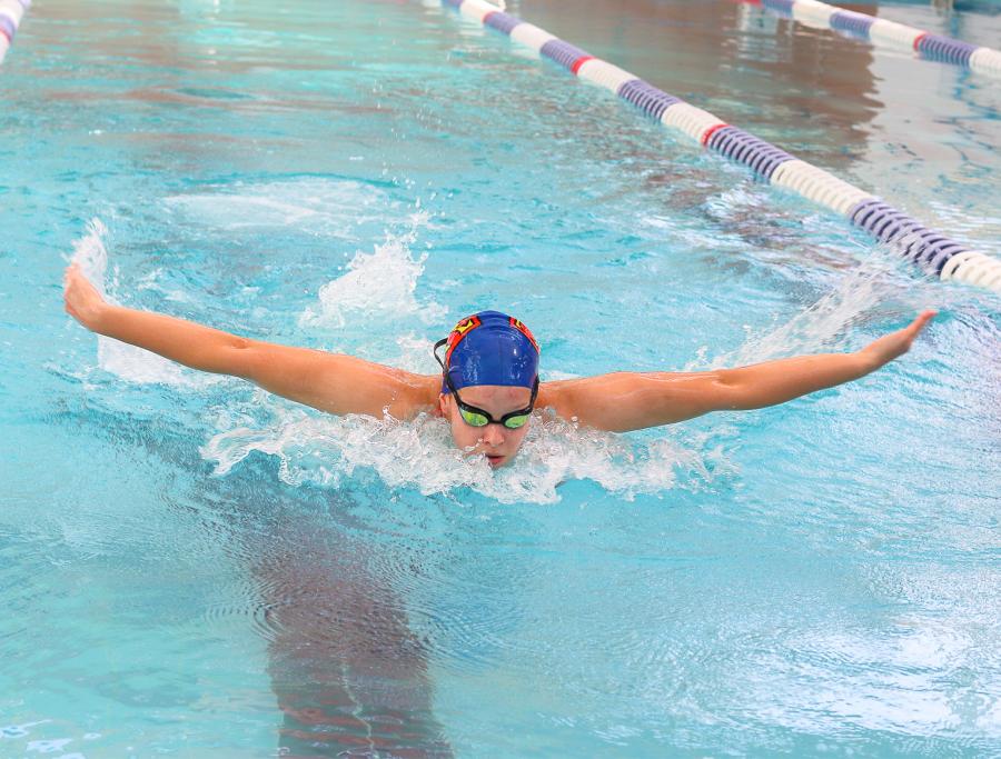 student_swimming_butterfly_scholarships