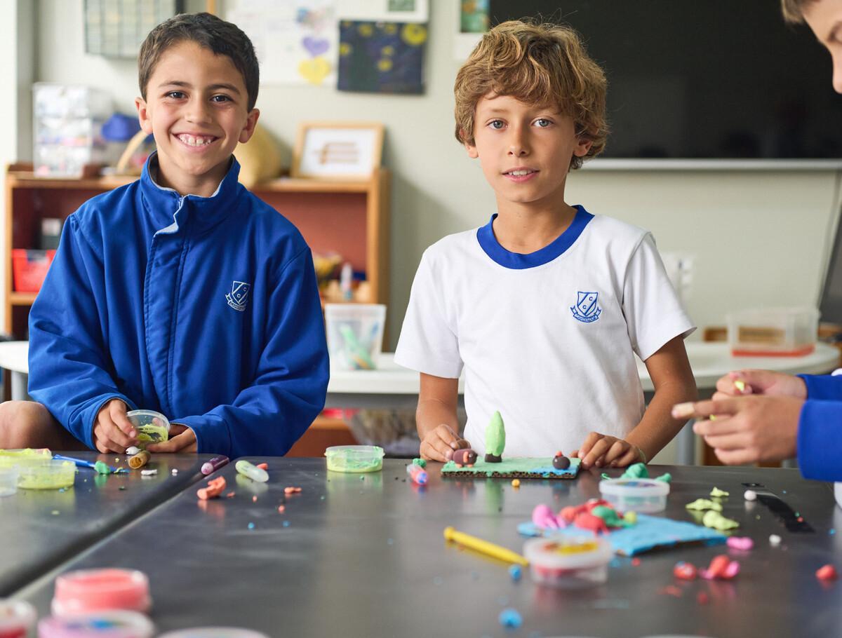 Actividades de artes en el Colegio de Primaria de Chorrillos