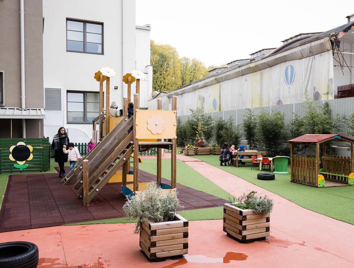 community outdoor playing area in primary education