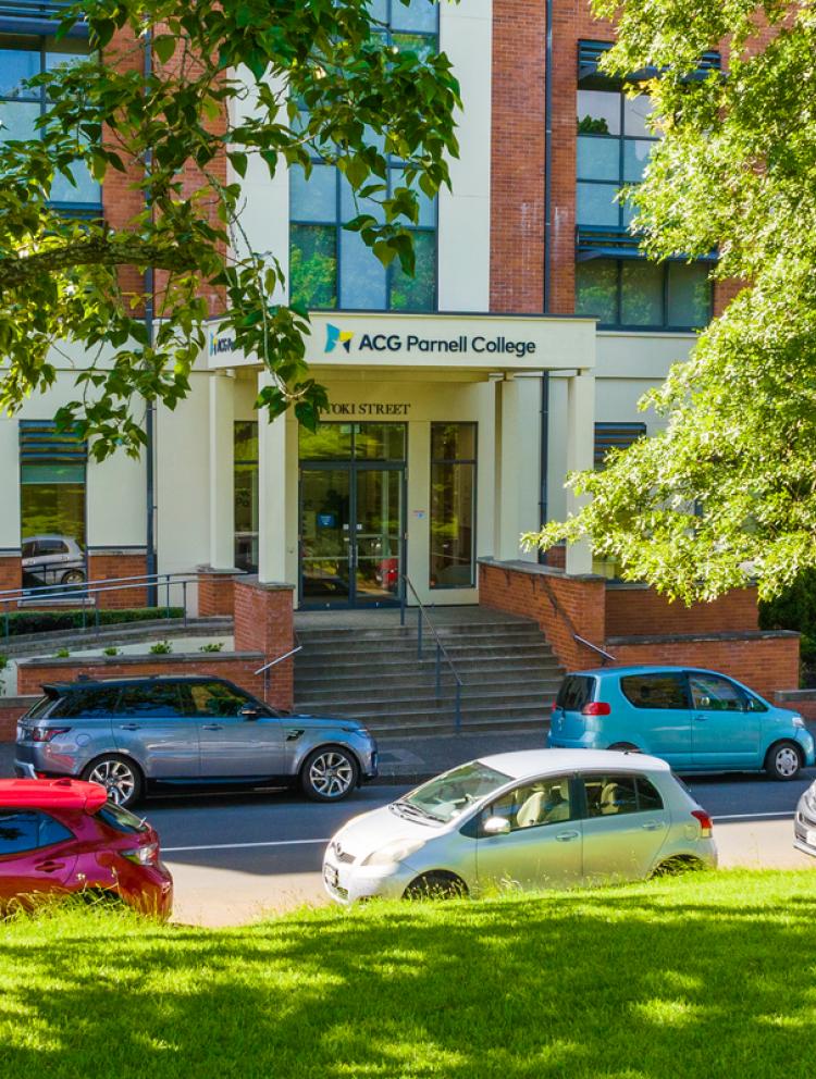 guided_tours_front_of_school