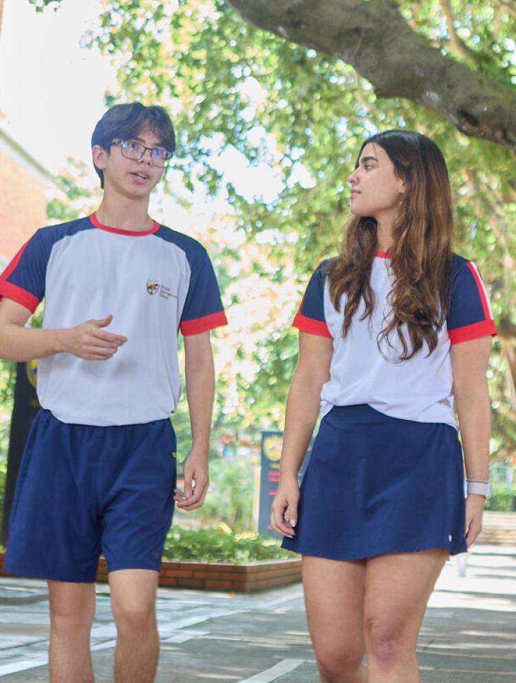 students_walking_in_the_school_hallway