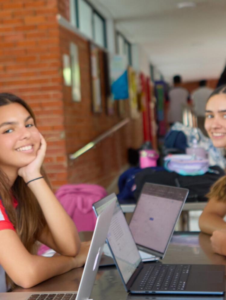 girls_on_the_school_campus