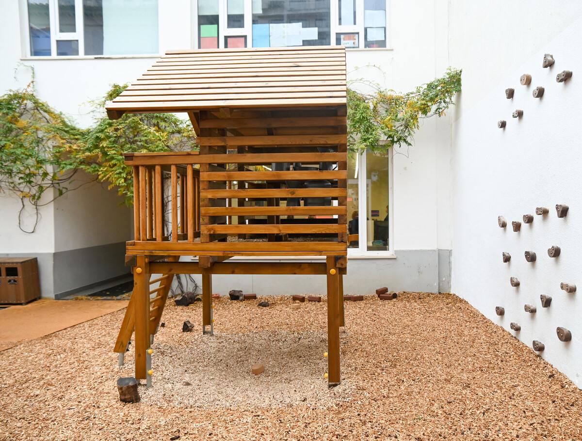 Praca de Espanha School building