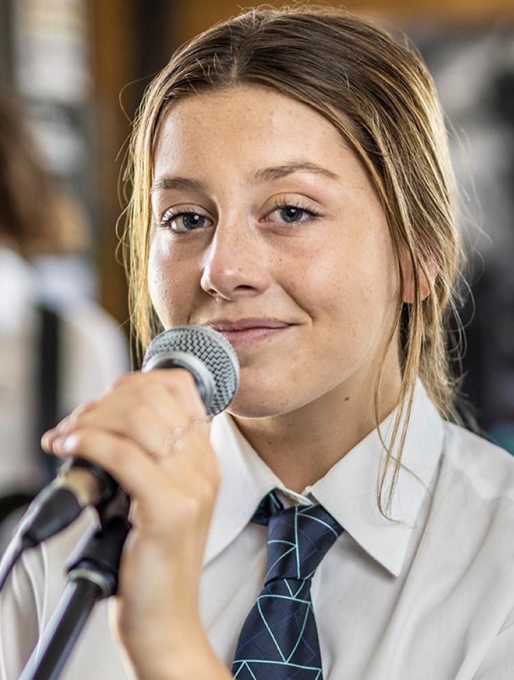 girls-singing-band