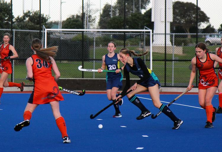 tau-first-xi-girls-hockey