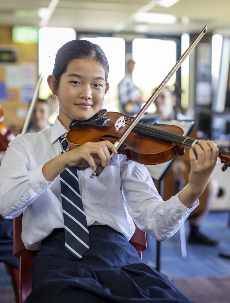 student-playing-violin