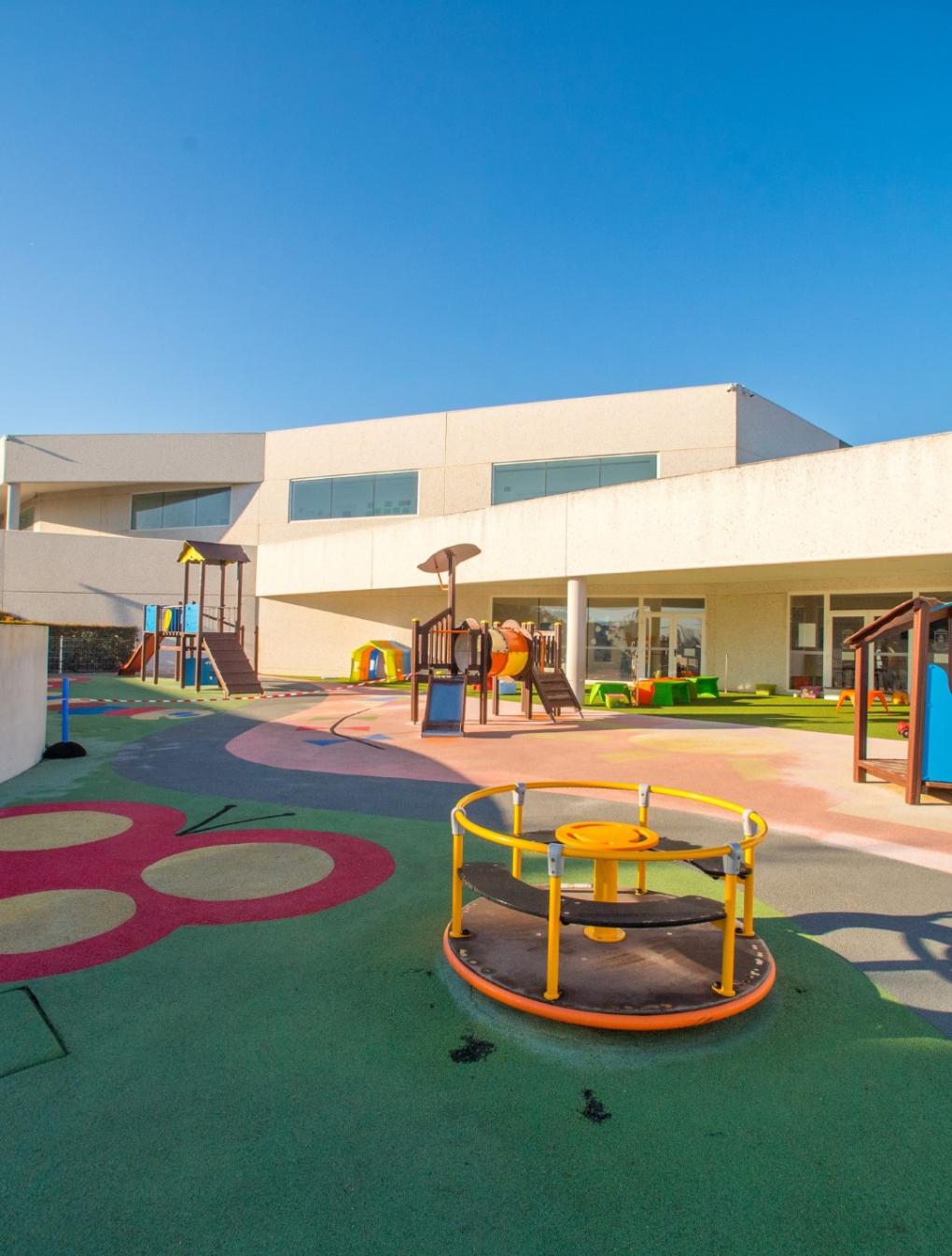 instalações no jardim de infância nas proximidades