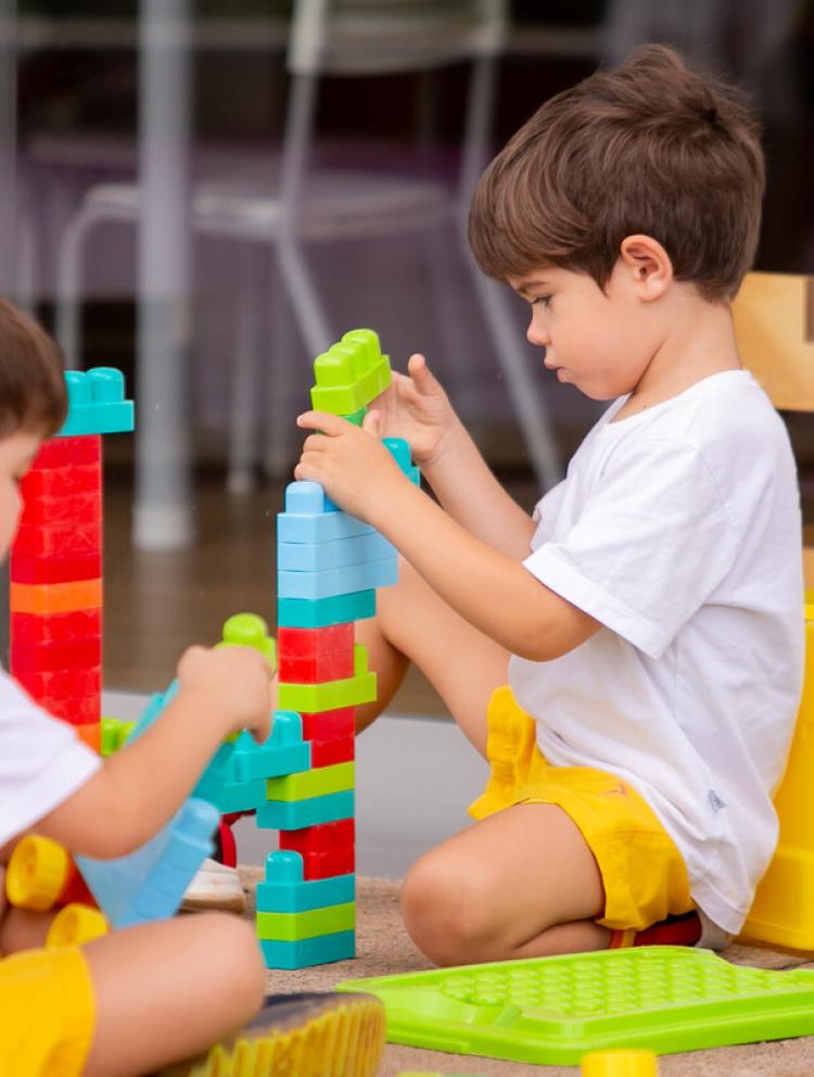 Aluno da Educação Infantil construindo com Lego na Escola Eleva Brasília, na Asa Sul