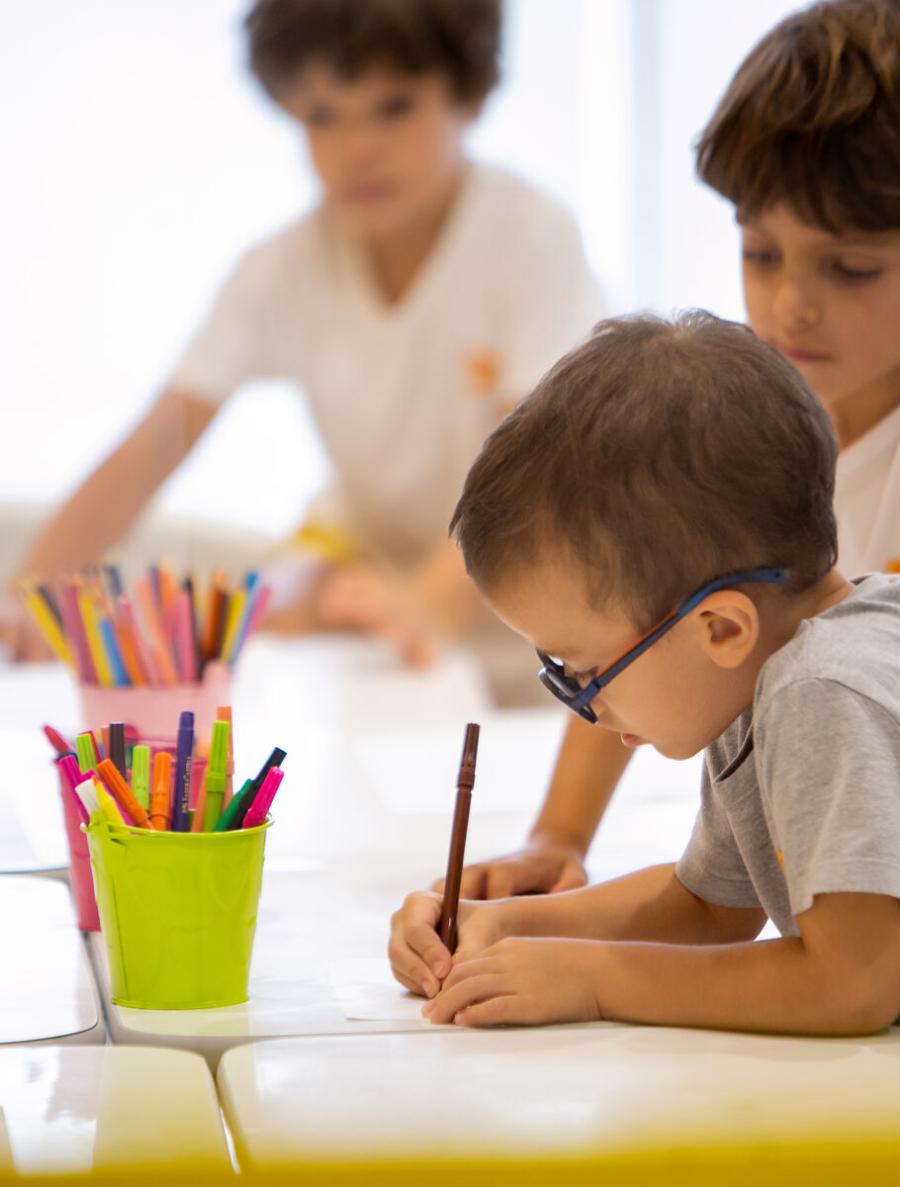 Criança desenhando durante a aula na Educação Infantil do colégio bilíngue da Escola Eleva Brasília, na Asa Sul
