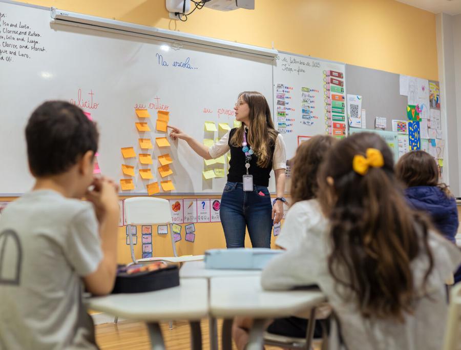 Professor conduzindo uma aula na Escola Eleva Brasília, com o apoio do investimento da Inspired Education em escolas brasileiras