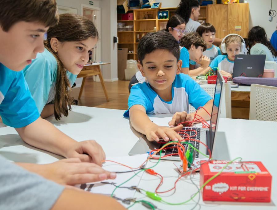 Alunos montando um circuito com um kit de robótica durante uma aula de tecnologia na Escola Eleva Brasília