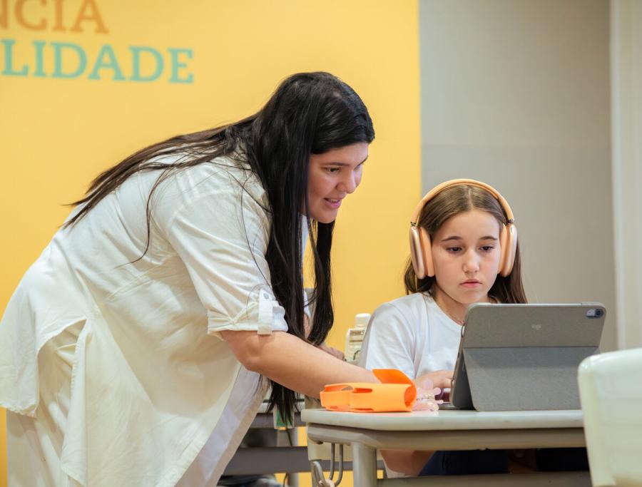 Professor oferecendo acompanhamento individualizado e personalizado a um aluno na Escola Eleva Brasília