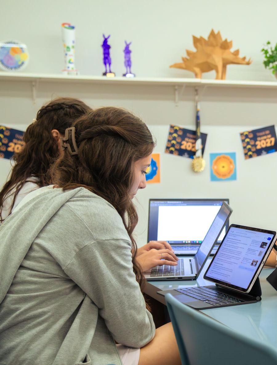 Alunos do Ensino Médio estudando juntos na Escola Eleva Brasília, na Asa Sul