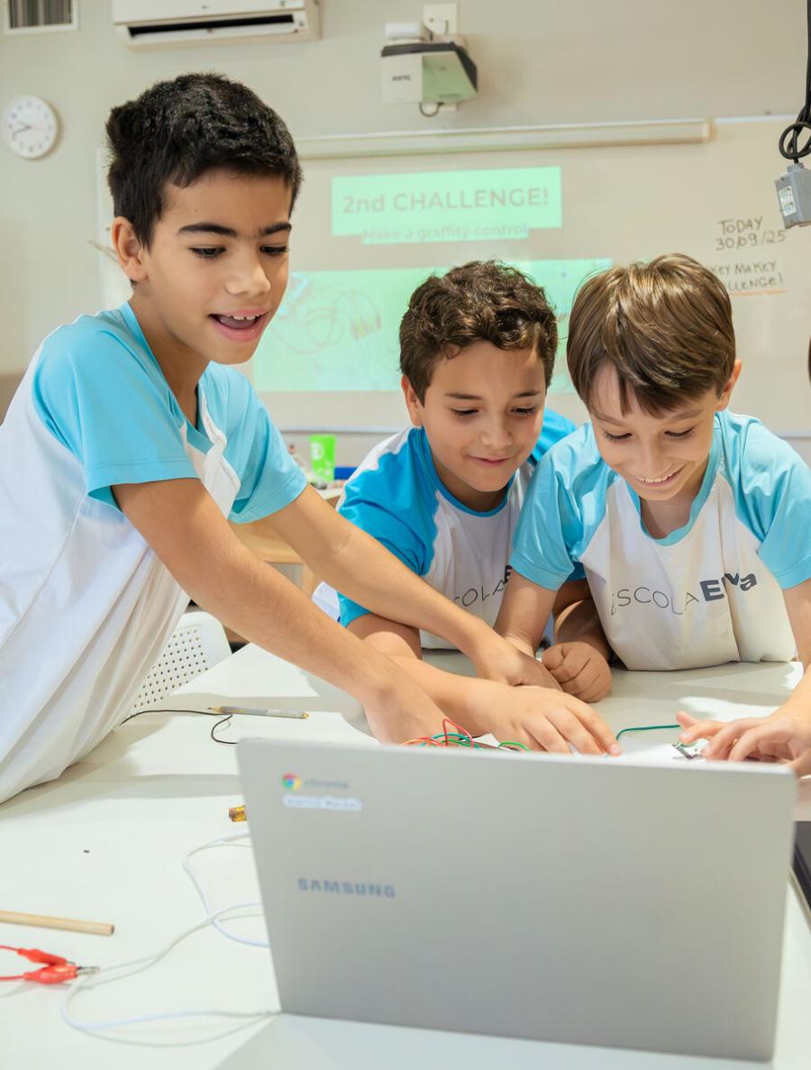 Alunos do Ensino Fundamental II trabalhando em um desafio de programação na Escola Eleva Brasília