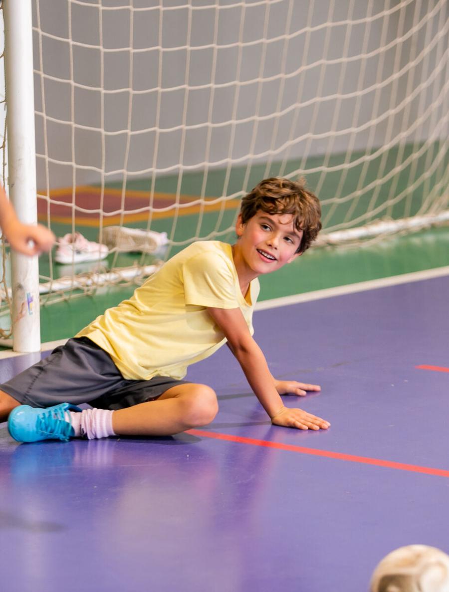 Alunos do Ensino Fundamental I jogando futebol na Escola Eleva Brasília, na Asa Sul