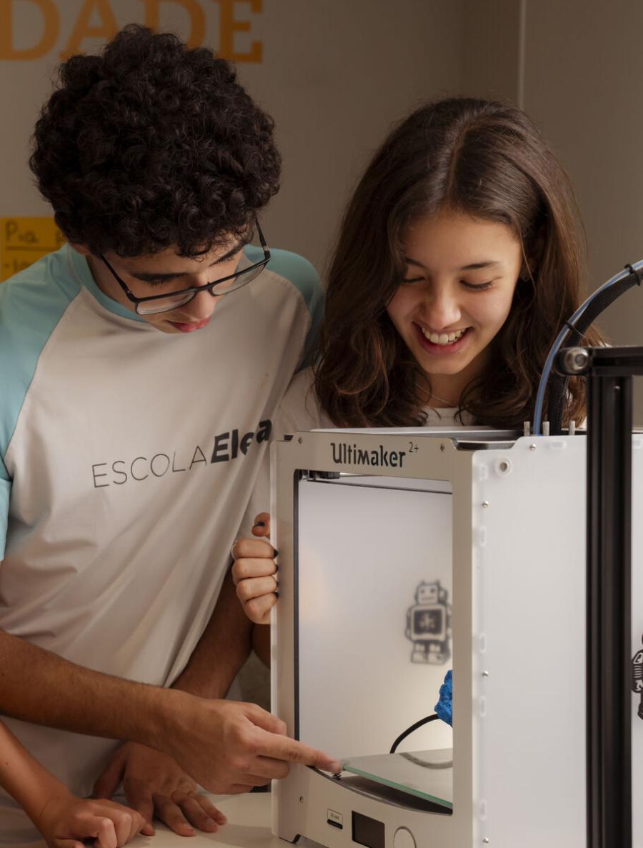 Alunos do Ensino Médio em um maker space na Escola Eleva Brasília, na Asa Sul