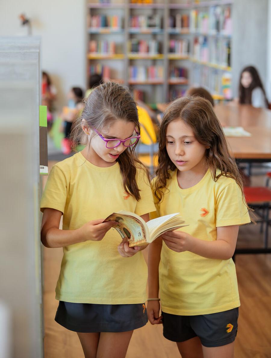 Alunos do Ensino Fundamental I lendo na Escola Eleva Brasília, na Asa Sul