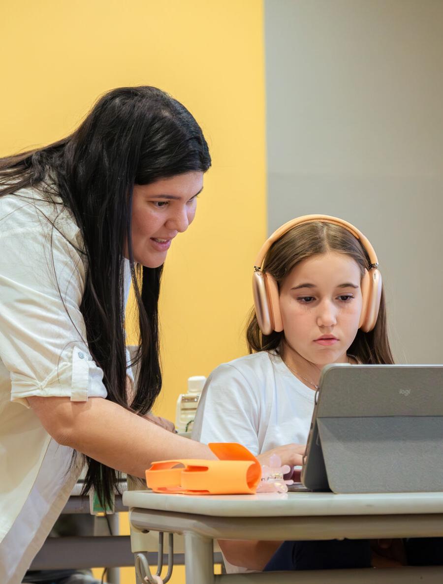 Professor do Ensino Fundamental II com alunos na Escola Eleva Brasília, na Asa Sul