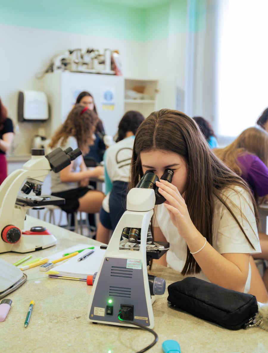 Alunos do Ensino Médio estudando na Escola Eleva Brasília, na Asa Sul