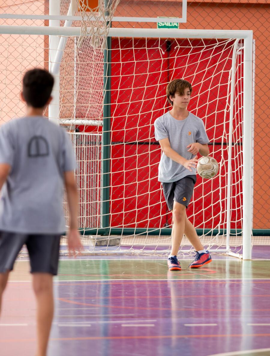 Alunos do Ensino Fundamental II praticando esportes na Escola Eleva Brasília, na Asa Sul