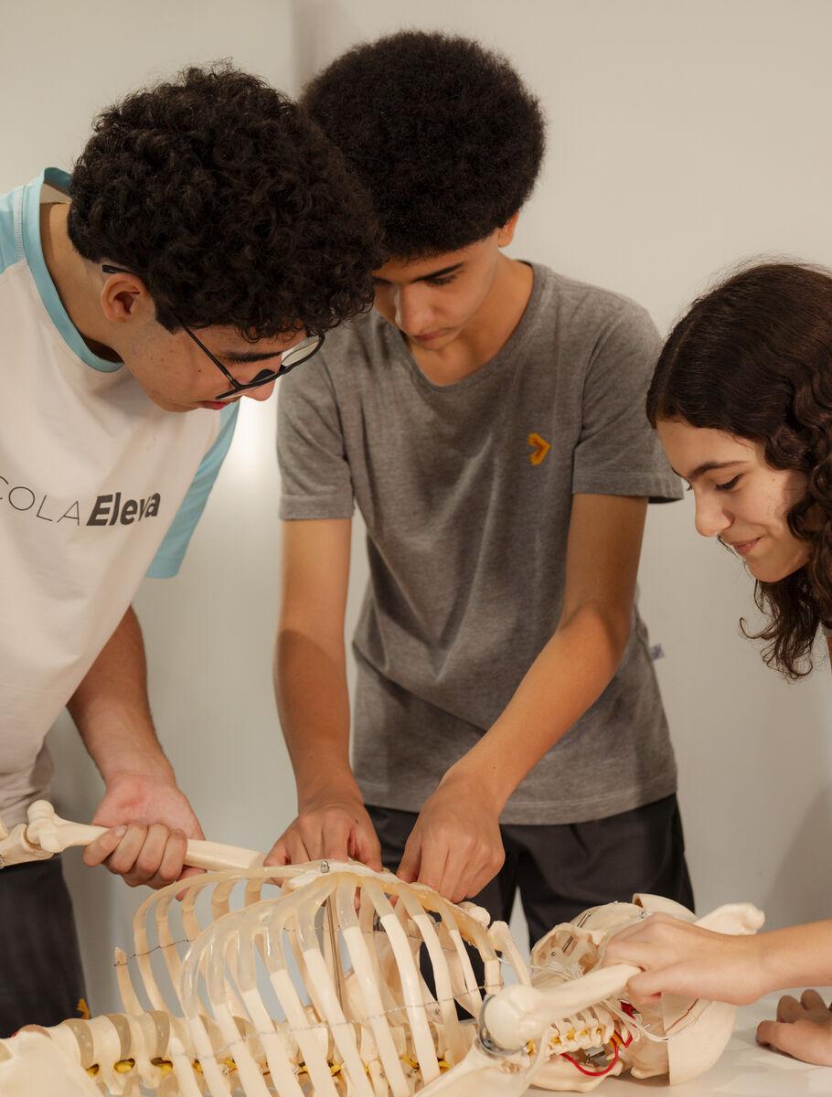 Aula de STEM do Ensino Médio na Escola Eleva Brasília, na Asa Sul