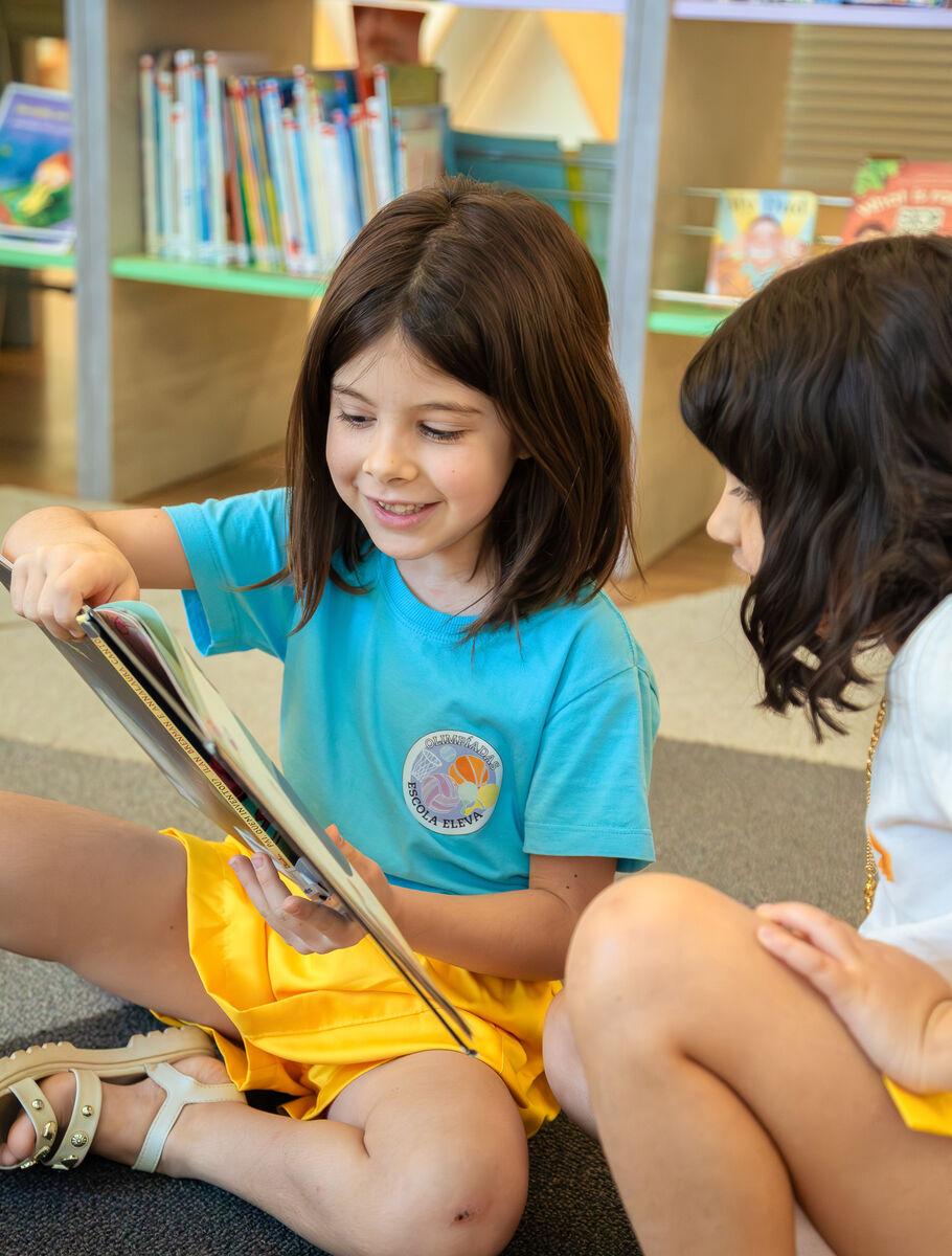 Alunos da Educação Infantil na biblioteca da Escola Eleva Brasília, na Asa Sul