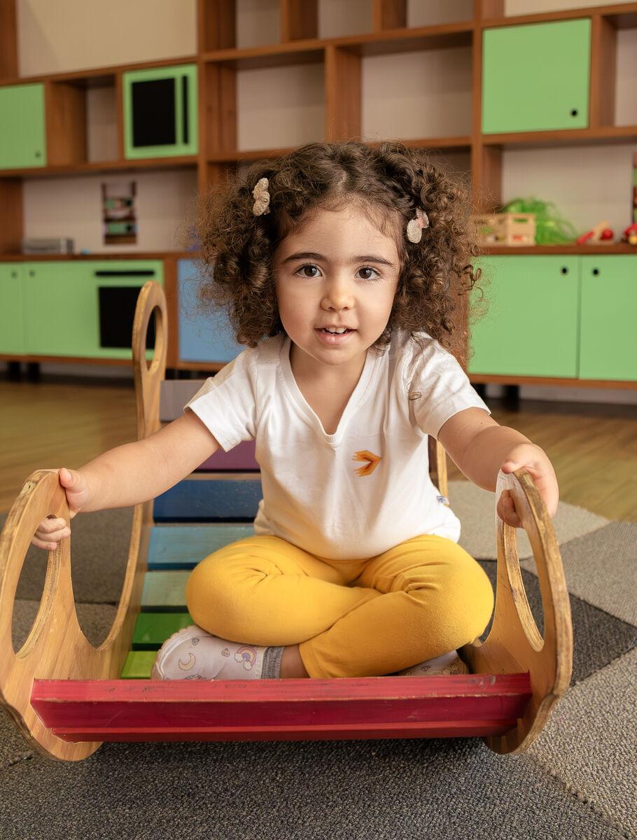 Criança brincando em uma sala de Educação Infantil na escola bilíngue da Escola Eleva Brasília, na Asa Sul