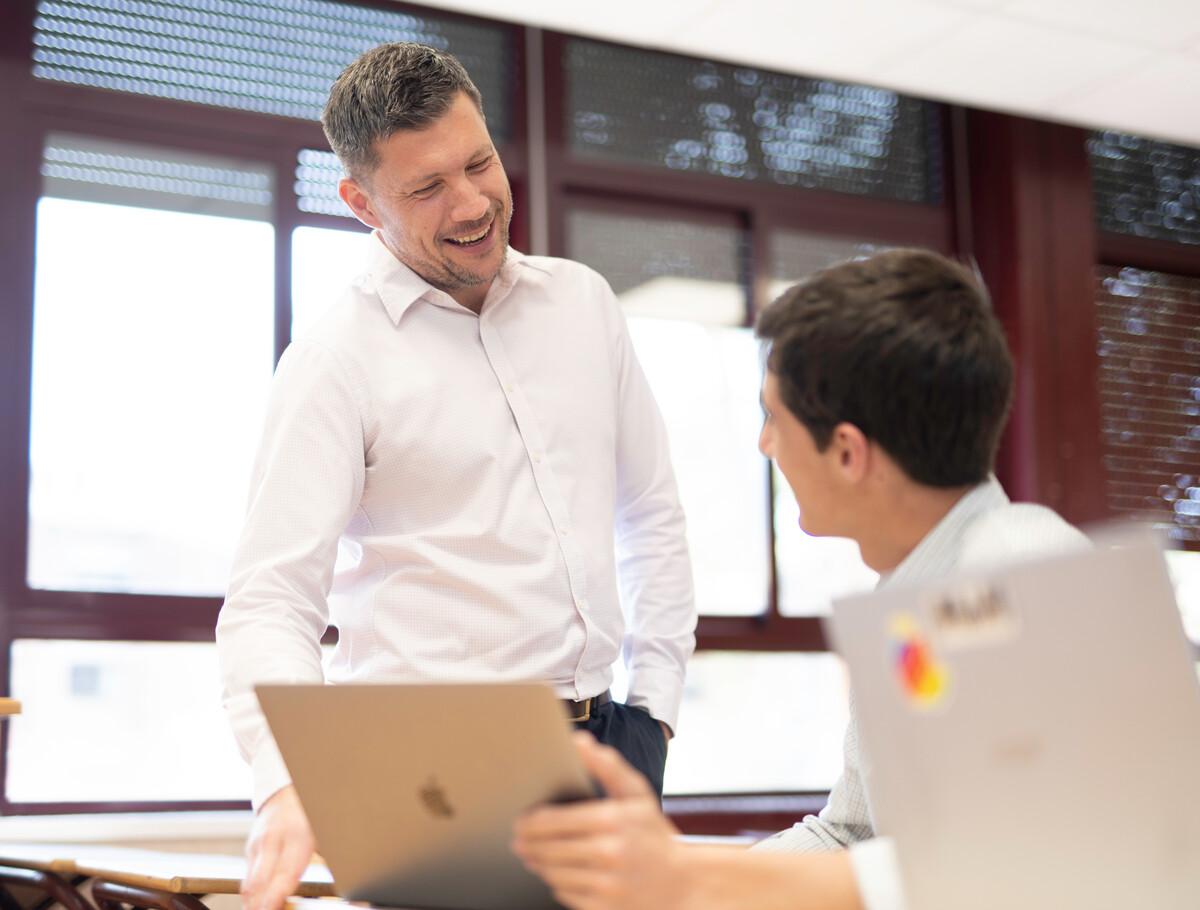 Apoyo docente en una Escuela de Bachillerato cercana