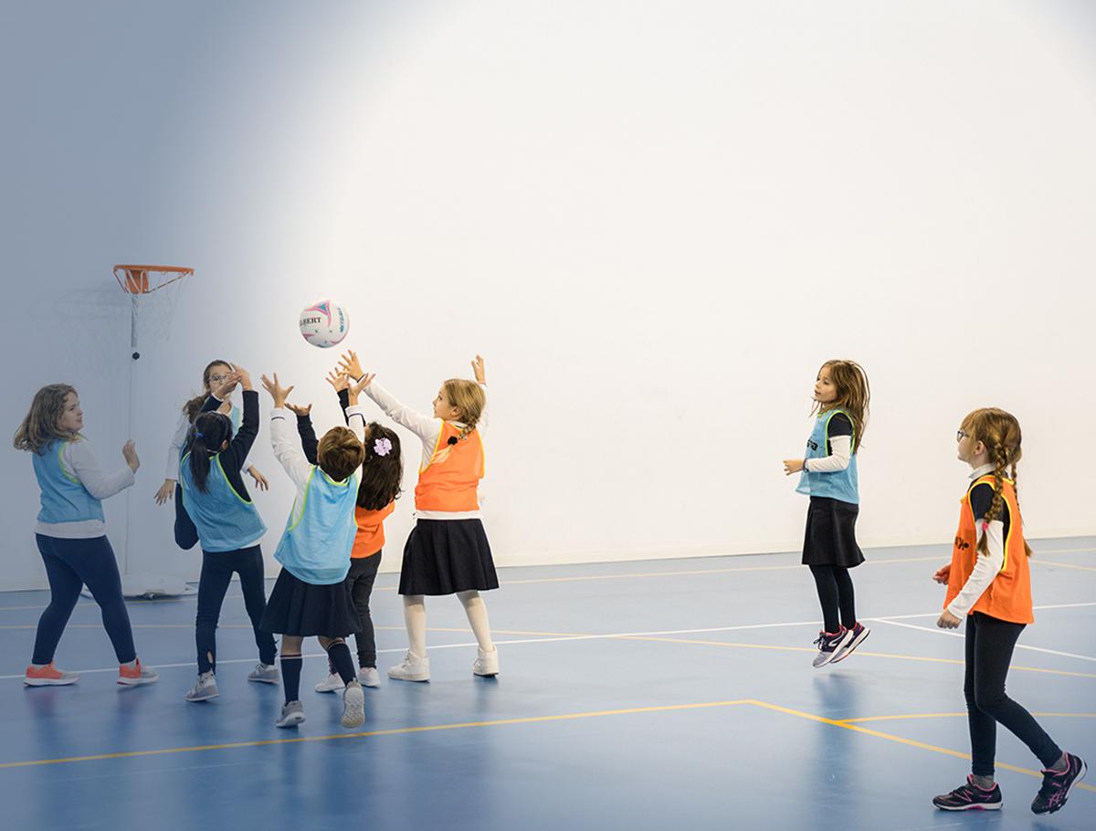 educazione fisica presso una scuola elementare di siena