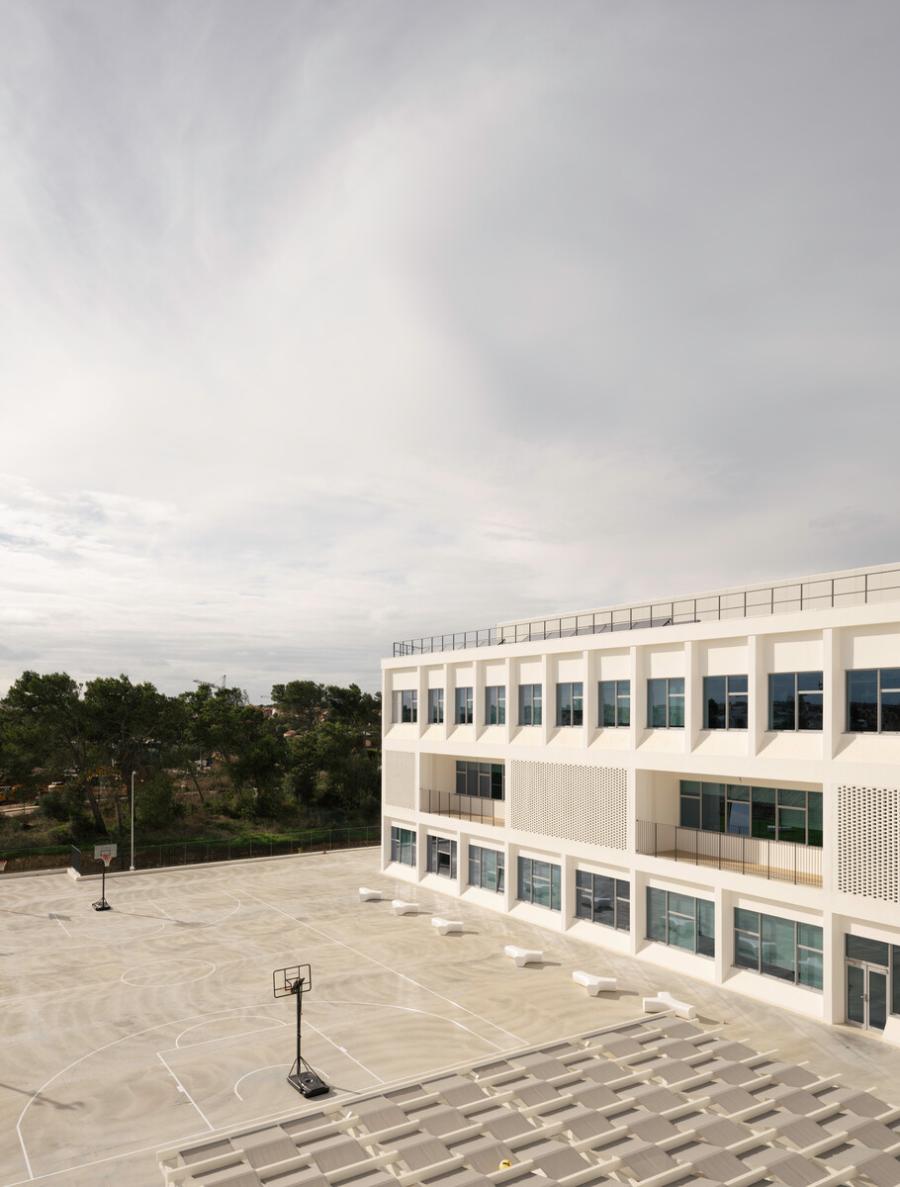 Social Area and Outdoor Terrace with Views of the Sintra Hills