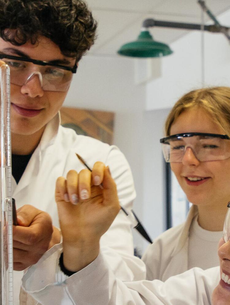 sjis_students_at_the_lab