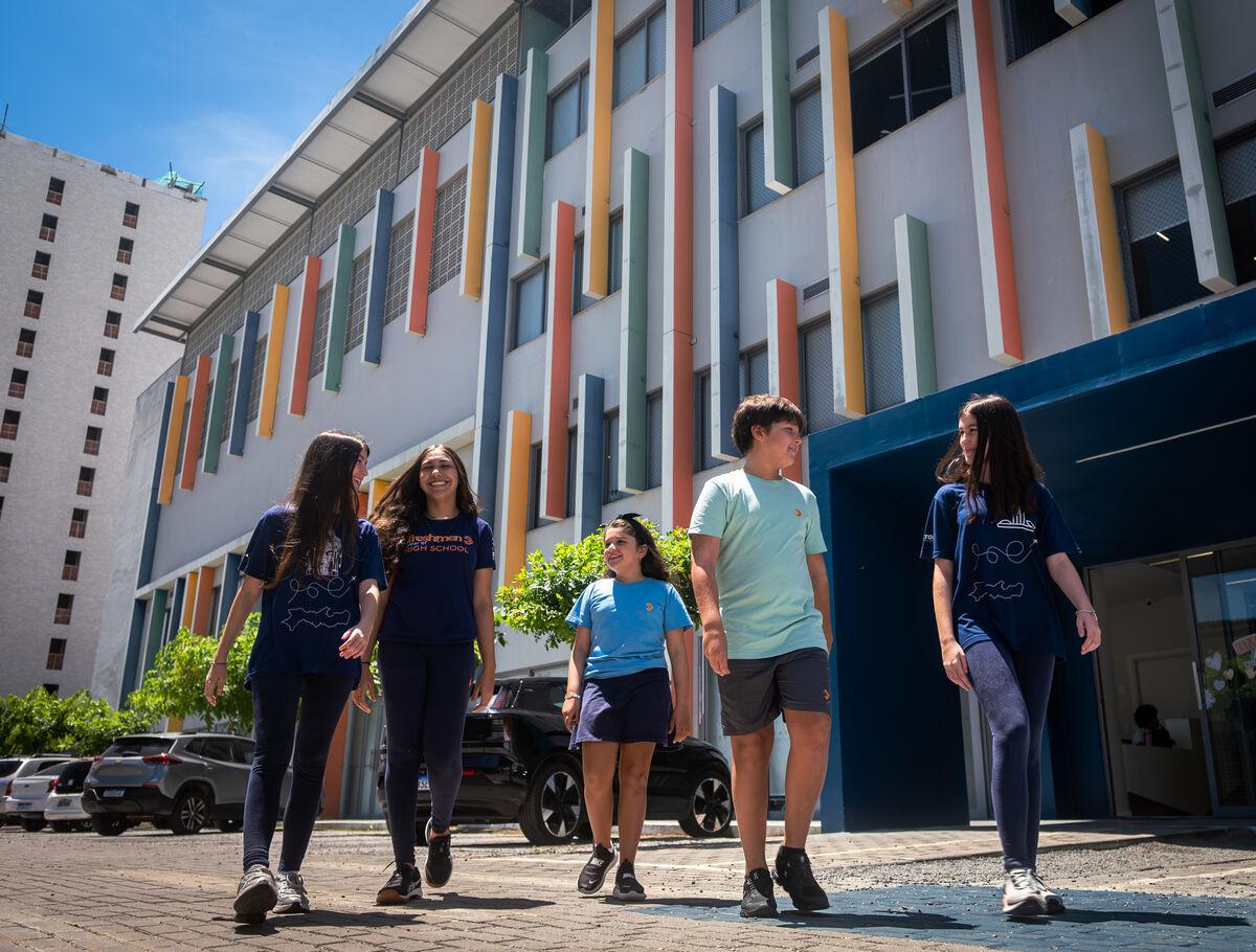 Alunos caminhando pelo campus da Escola Eleva Recife