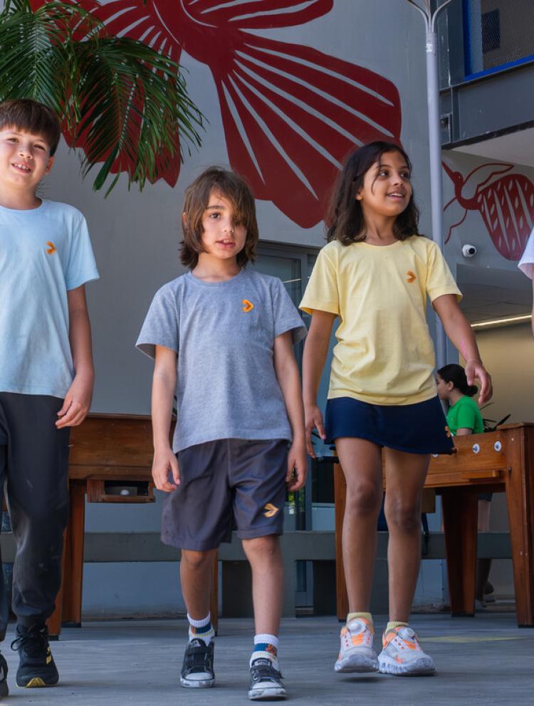Alunos no pátio do campus da Escola Eleva Recife, escola bilíngue de excelência em Recife, Pernambuco