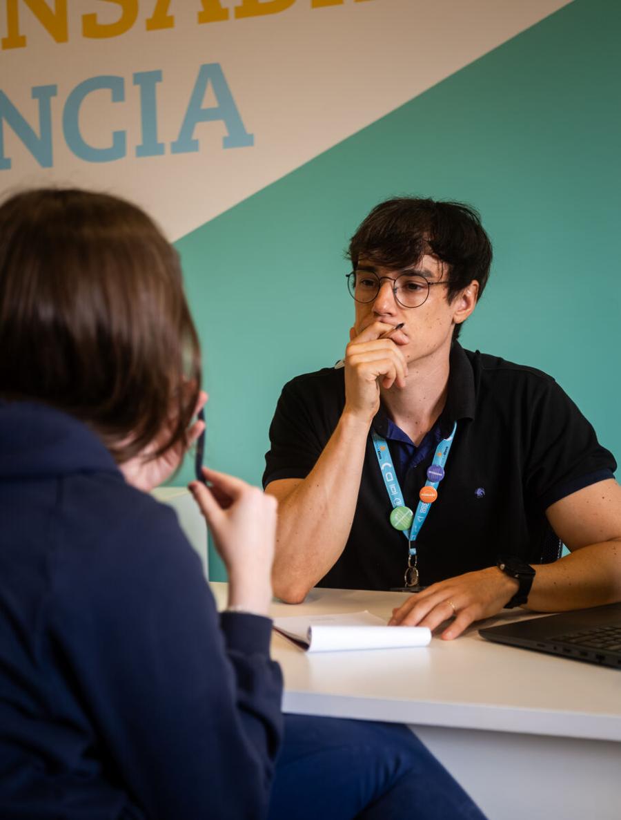 Profissional orientando um aluno individualmente — apoio personalizado de Career &amp; University Counseling na Escola Eleva Recife