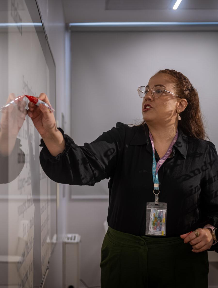 Professor interagindo com os alunos em sala, utilizando as metodologias de ensino mais efetivas da Eleva