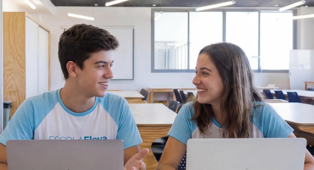 Alunos do Ensino Médio trabalhando juntos em notebooks em uma sala de aula da Escola Eleva Recife