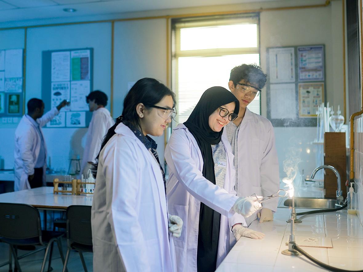 facilities students in laboratory