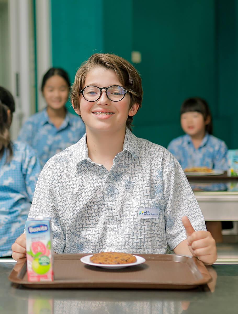 Student with lunch tray