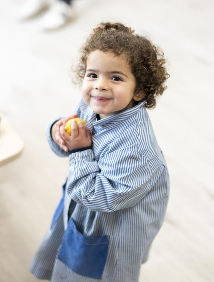 Niños jugando durante clases de ingles en Infantil