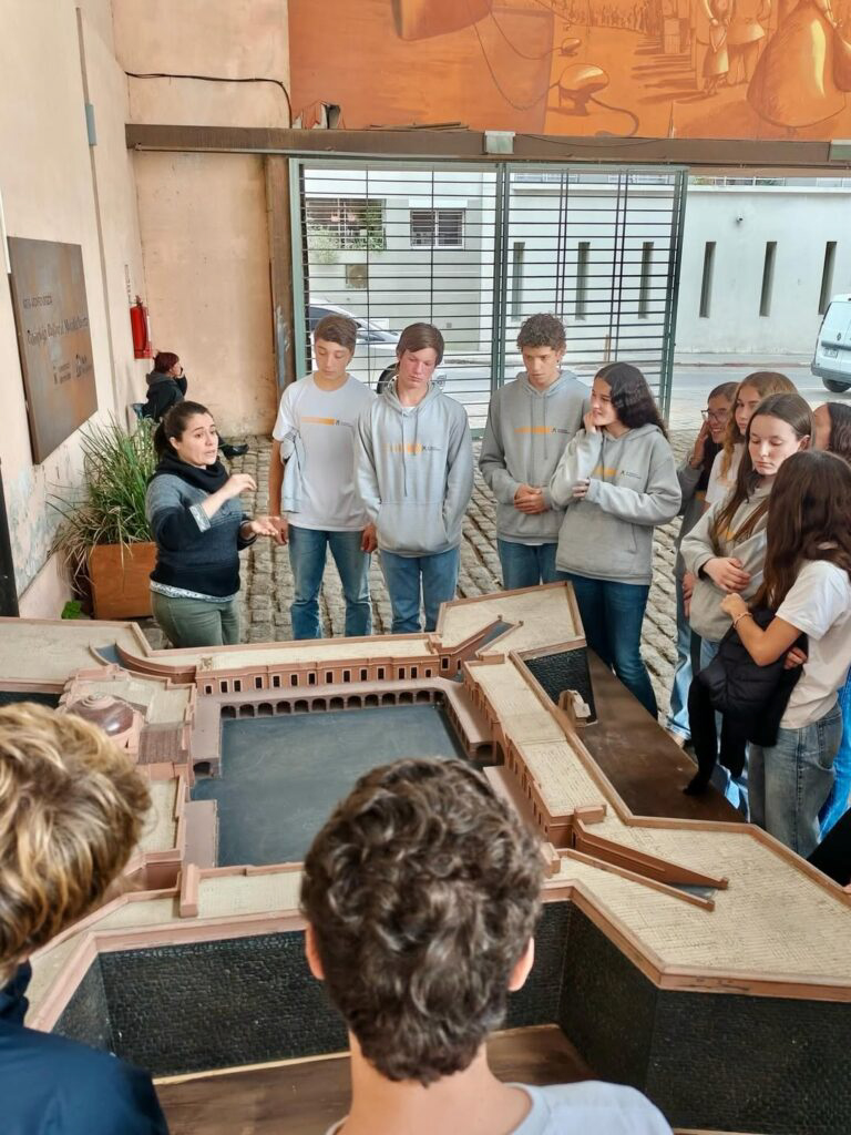 salida-didactica-proyecto-interdisciplinas-mvdnuestros-estudiantes-de-y9-exploraron-montevideo
