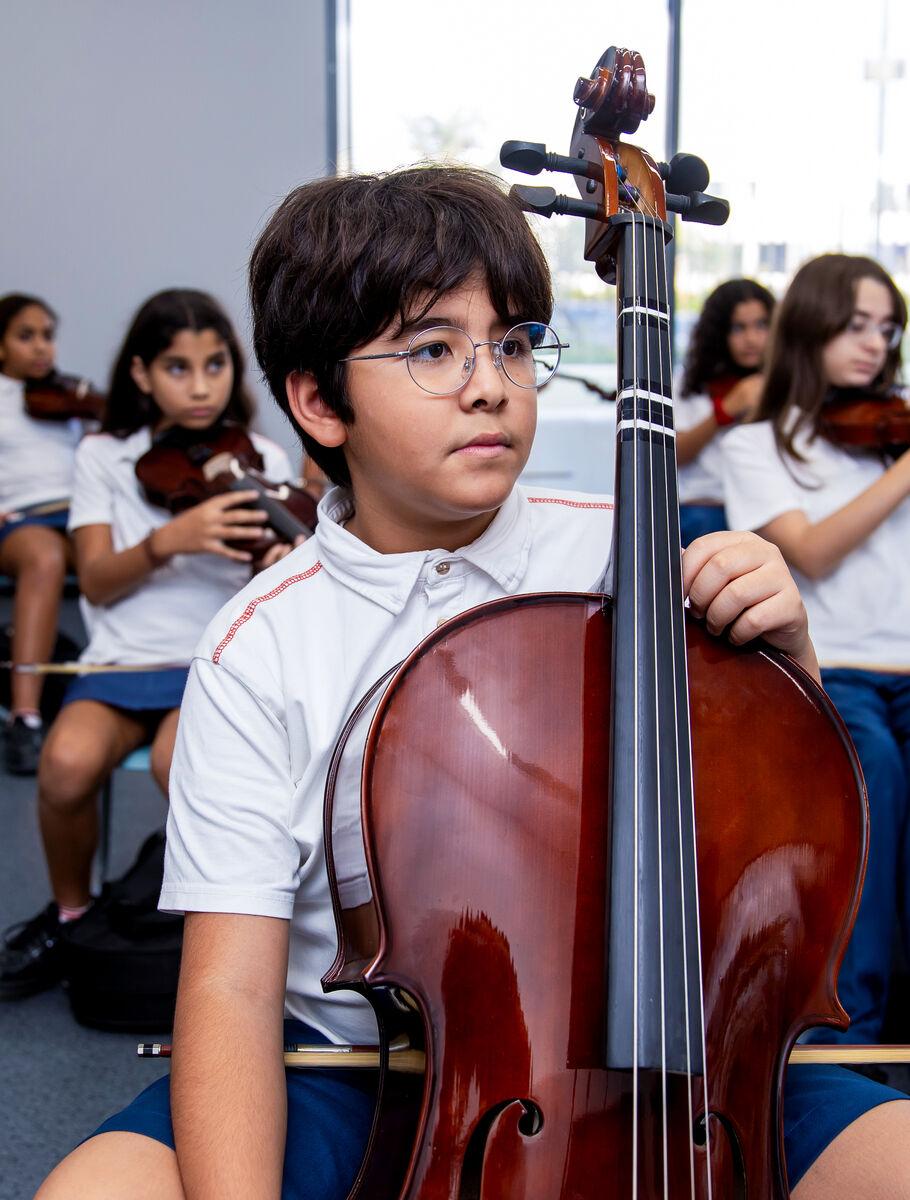 crown-egypt-education-and-learning-xtra-curricular-activities-guitar