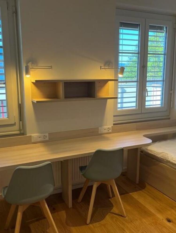 New-boarding-rooms-desk-window
