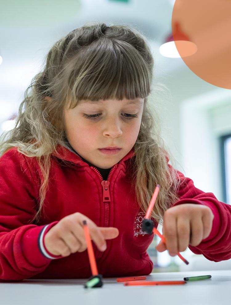 Kiddy-FAQ-girl-working-banner