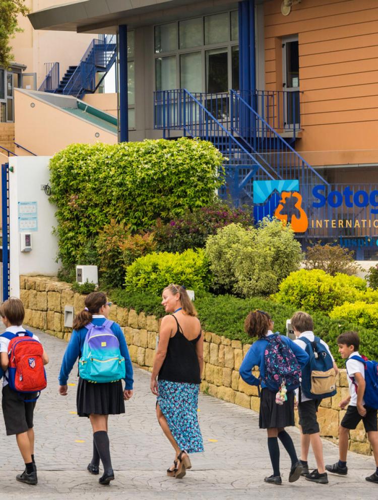 bus-routes-students-walking.