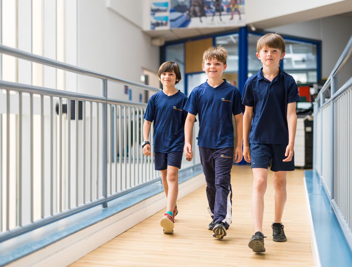 bus-routes-students-walking