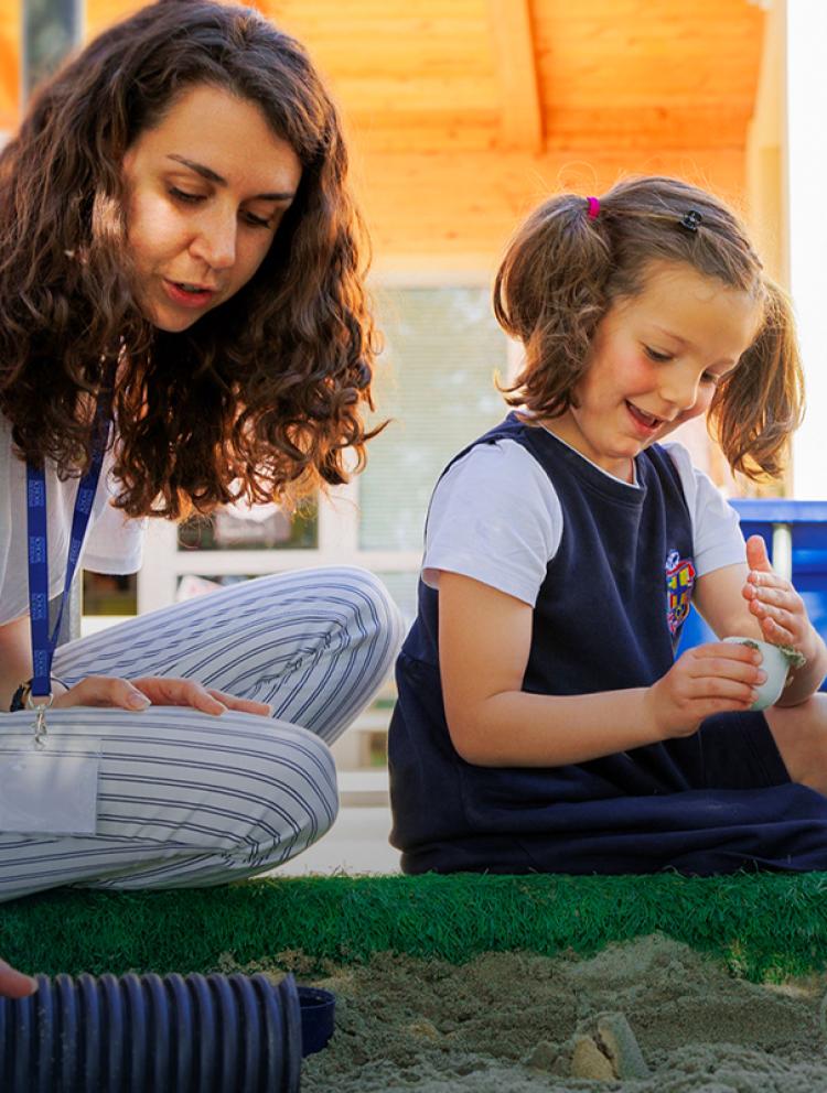 IS-Modena-team-teacher-kids-sandpit