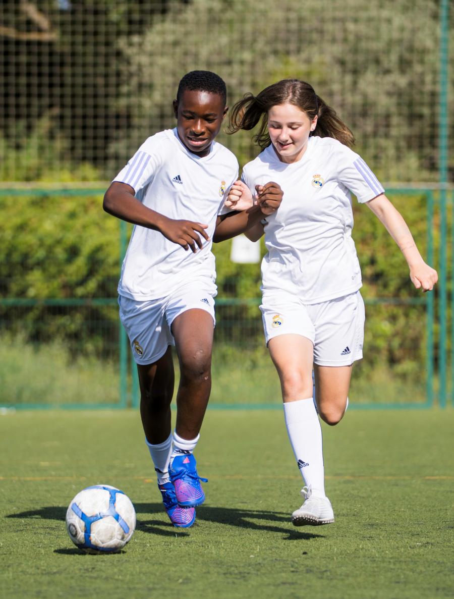 colegio con campamentos