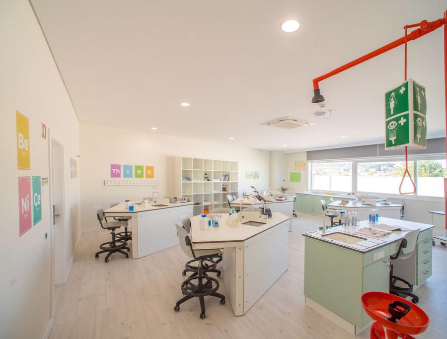 Laboratórios totalmente equipados para Química, Física e Biologia